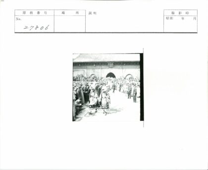 传统建筑前的人群与盛装者.jpg