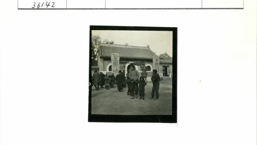 传统建筑前的人群与自然景观.jpg