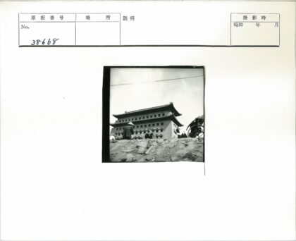传统建筑前的人群与自行车.jpg
