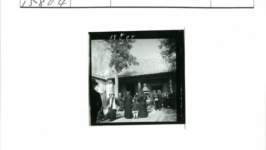 传统建筑前的人群与装饰.jpg
