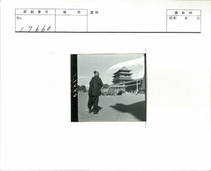 传统建筑前的人群与车辆.jpg