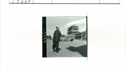 传统建筑前的人群与车辆.jpg