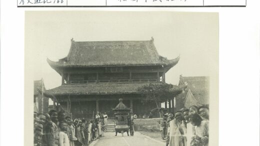 传统建筑前的人群与香炉.jpg