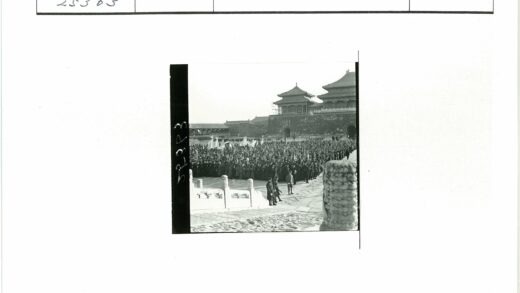 传统建筑前的人群举旗.jpg