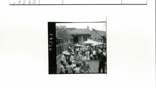 传统建筑前的人群活动.jpg
