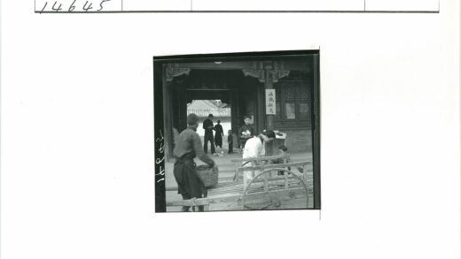 传统建筑前的人群生活场景.jpg