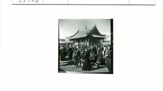 传统建筑前的人群聚集.jpg