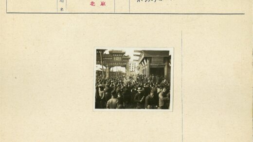 传统建筑前的人群聚集.jpg