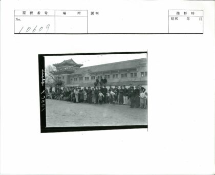 传统建筑前的人群聚集.jpg