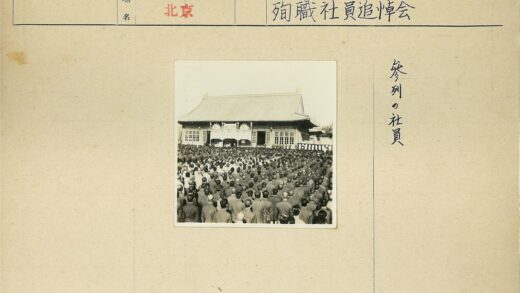 传统建筑前的人群集会.jpg