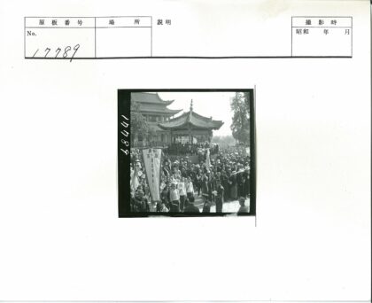 传统建筑前的人群集会.jpg