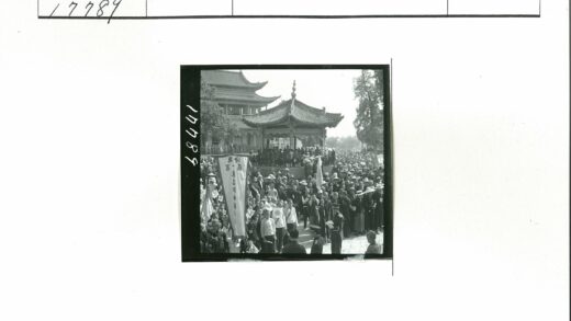 传统建筑前的人群集会.jpg