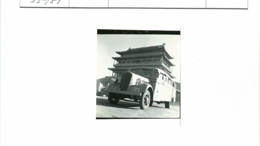 传统建筑前的公共汽车.jpg