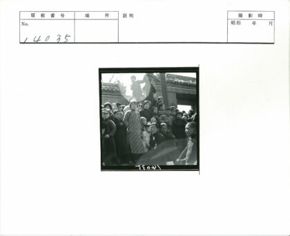 传统建筑前的冬日聚会.jpg