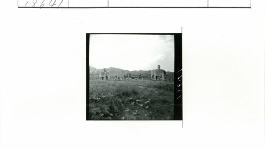 传统建筑前的大象石像与山区.jpg