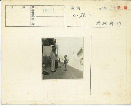传统建筑前的孩子们.jpg