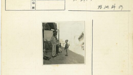 传统建筑前的孩子们.jpg