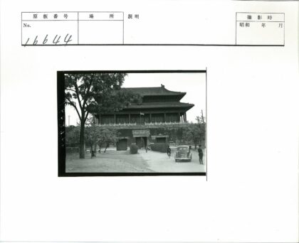 传统建筑前的生活瞬间.jpg