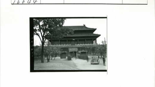 传统建筑前的生活瞬间.jpg