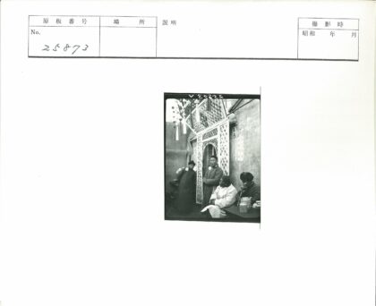 传统建筑前的男人群像.jpg