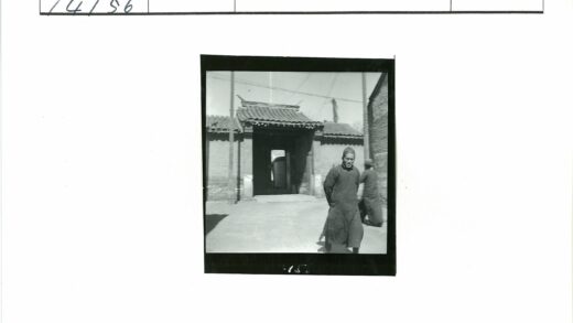 传统建筑前的男子与行人.jpg