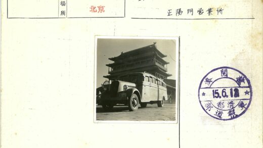 传统建筑前的老式巴士.jpg