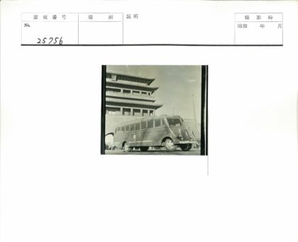 传统建筑前的老式巴士与蓝天.jpg