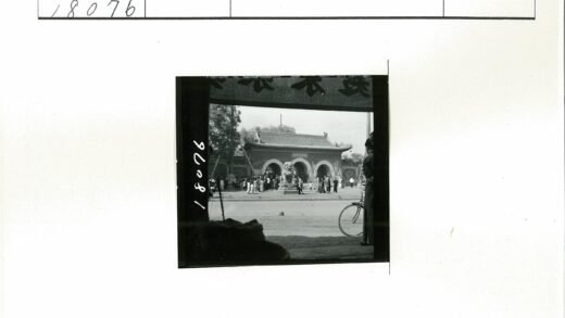 传统建筑前石狮子与人群.jpg