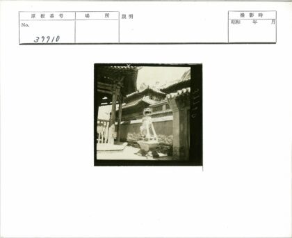 传统建筑前石狮子雕像.jpg