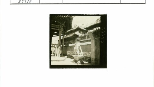 传统建筑前石狮子雕像.jpg