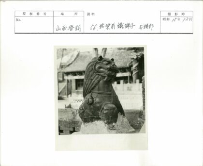 传统建筑前石狮子雕像.jpg