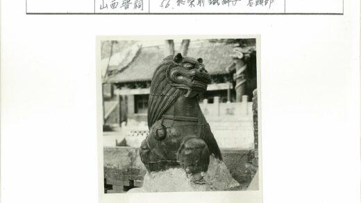 传统建筑前石狮子雕像.jpg