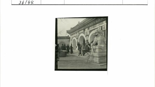 传统建筑前石狮雕像与汉字拱门.jpg