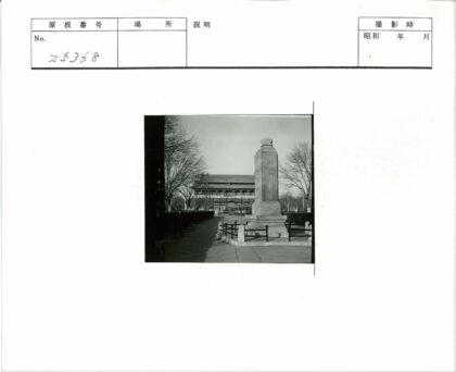 传统建筑前石碑与枯树.jpg