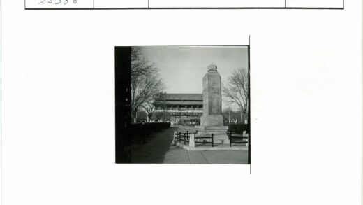 传统建筑前石碑与枯树.jpg