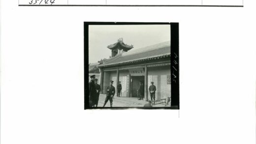 传统建筑前穿制服的人群.jpg