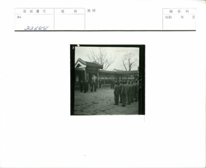传统建筑前穿制服的人群.jpg