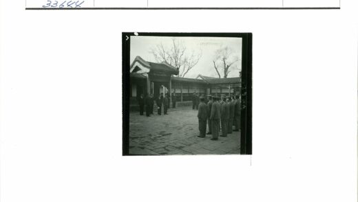 传统建筑前穿制服的人群.jpg