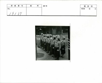 传统建筑前穿制服的孩子.jpg