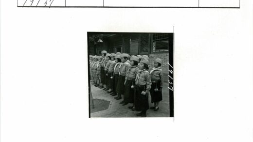 传统建筑前穿制服的孩子.jpg