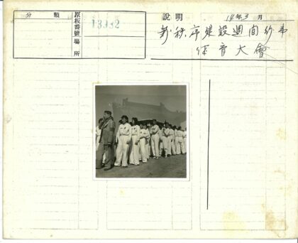 传统建筑前穿格子西装男子与白衣团队.jpg