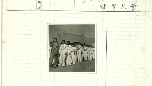 传统建筑前穿格子西装男子与白衣团队.jpg