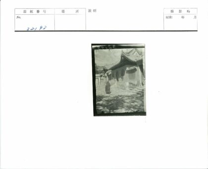 传统建筑前穿民族服饰的人物.jpg