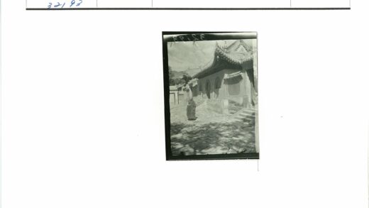 传统建筑前穿民族服饰的人物.jpg