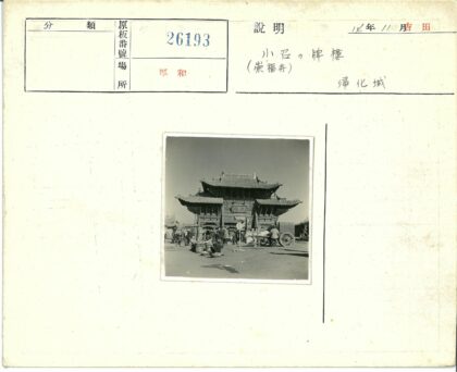 传统建筑前繁华市集.jpg