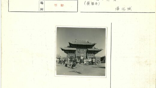 传统建筑前繁华市集.jpg