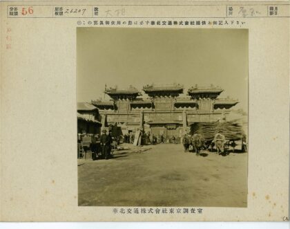 传统建筑前繁忙街景.jpg