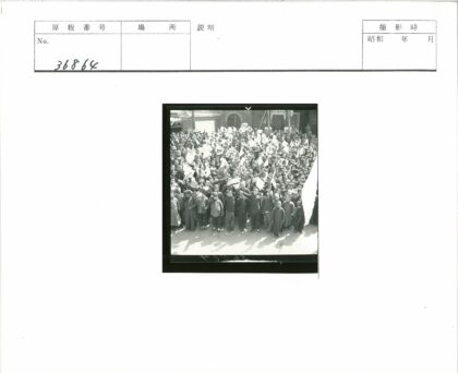 传统建筑前群众挥旗集会.jpg