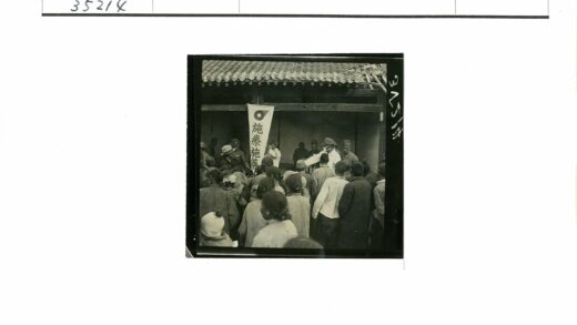 传统建筑前群众集会活动.jpg