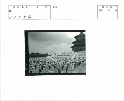 传统建筑前群体同步运动.jpg